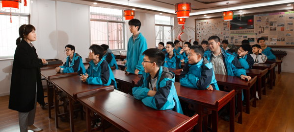 合阳 分类教学，因材施教，采取“一类一方案、一人一目标”的教学方法