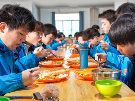 合阳学生用餐